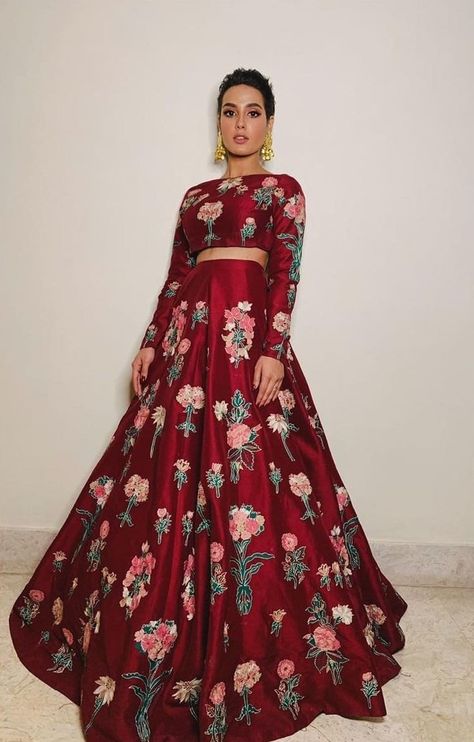 Iqra Aziz Dresses, Suno Chanda, Iqra Aziz, Lehenga Designs Simple, Pakistani Wedding Outfits, Indian Dresses Traditional, Red Lehenga, Traditional Indian Outfits, Indian Bridal Fashion