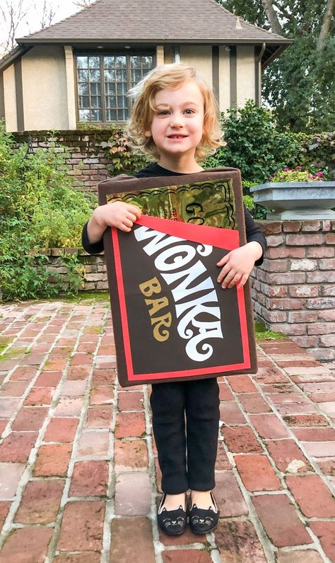 Wonka Bar - Cardboard box, brown felt, Gold wrapping paper, black sharpie marker, brown, white and gold costruction paper, glue and scissors. Came together in one afternoon! Golden Ticket Costume, Willy Wonka Halloween, Diy Chocolate Bars, Willy Wonka Costume, Wonka Bar, Bar Fancy, Wonka Chocolate, Gold Wrapping Paper, World Book Day Costumes