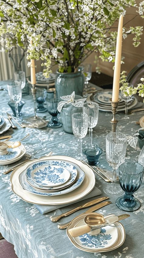 Light Blue Thanksgiving Table, Blue Table Setting Ideas, Blue And White Table Setting Party Ideas, Paris Table Decor, Table Settings Round Tables, Blue Thanksgiving Table Decor, Table Scapes Wedding, Luxury Thanksgiving, Vintage Dinner Table