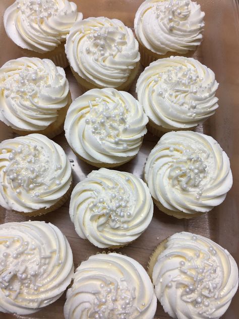 White wedding cupcakes All vanilla Vanilla Cupcake Garnish, Winter Wedding Cupcakes Ideas, Vanilla Cupcakes Aesthetic, Vanilla Birthday Cupcakes, Simple Wedding Cupcakes, Winter Wedding Cupcakes, Wedding Cupcakes Ideas, White Wedding Cupcakes, Sparkle Cupcakes