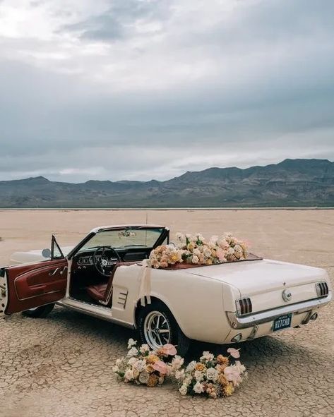 Old Car Wedding Getaway, Vintage White Mercedes Convertible, Vintage Car Floral Installation, Vintage Cars For Wedding, White Vintage Car Wedding, Vintage Car Wedding Decorations, Vintage Car For Wedding, Wedding Cars Vintage, Wedding Convertible Car