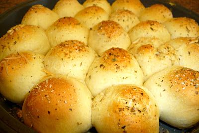 Meatball bubble biscuits. Serve with Marinara sauce for a party appetizer! Yummmm! Pillsbury Appetizers, Soup Sides, Garlic Bread With Cheese, Bread With Cheese, Italian Bread, Think Food, Spaghetti Sauce, Bread Rolls, Garlic Bread