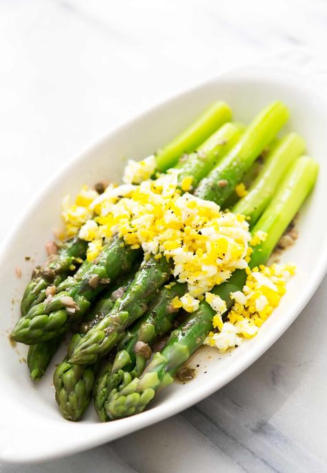 Asparagus Mimosa! Asparagus spears, boiled until crisp tender, served with grated boiled eggs and a caper vinaigrette. Boiled Asparagus, Boil Asparagus, Caper Vinaigrette, Asparagus Egg, Capers Recipe, Asparagus Seasoning, Hard Boiled Egg, Vinaigrette Recipe, Relish Recipes