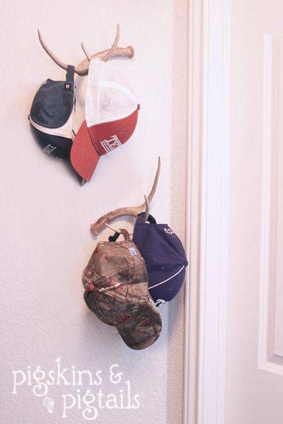 cool idea for shop, or mud room one day Hat Rack Diy, Hunting Bedroom, Camo Rooms, Teen Bathroom, Hunter Room, Antler Ideas, Antler Crafts, Hunting Room, Mud Rooms