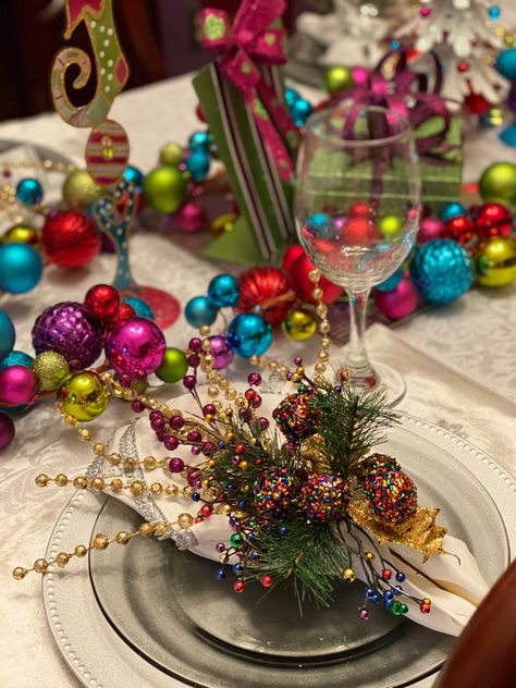 Bright Christmas Table Decor, Bright Christmas Table Setting, Colourful Christmas Table Setting, Colorful Christmas Table Decor, Colourful Christmas Table, Holiday Table Settings Christmas, Colorful Christmas Party, Mexican Table Setting, Kersfees Idees