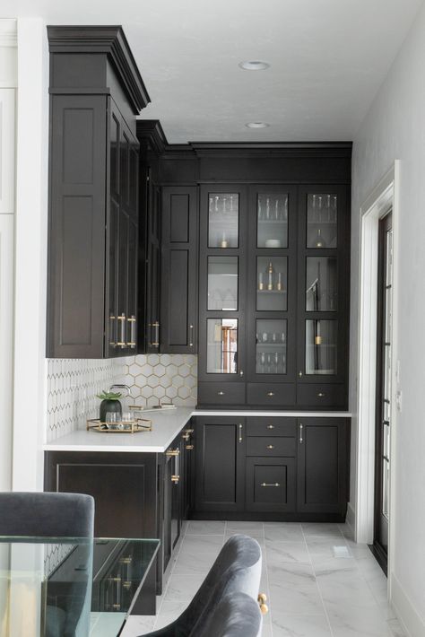 Beautiful custom kitchen cabinetry and butlers pantry. L Shaped Butlers Pantry, Butlers Pantry Bar, Wine Pantry, Pantry Bar, Closet Edit, Butler’s Pantry, Pulte Homes, Butlers Pantry, Kitchen Remodel Design