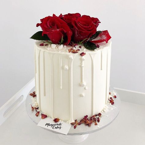 Dany McEwen on Instagram: “🌹” Red Cake Decoration Birthday, Red Rose Cake Design, Red Rose Birthday Cake, Red Rose Cake, Rose Birthday Cake, Rose Cake Design, Birthday Cake Roses, Cake Rose, Red Birthday Cakes