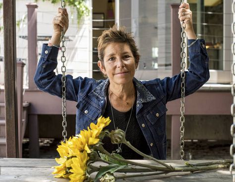 ASSOCIATED PRESS                                  Author Amy Krouse Rosenthal posed for a photo, in Aug. 2016, in Chicago. Rosenthal, a popular author, filmmaker and speaker who brightened lives with her wide-eyed spirit and broke hearts when she wrote of being terminally ill and leaving behind her husband Jason, died today. She was 51. Amy Krouse Rosenthal, Popular Authors, Essayist, Terminal Illness, Book Author, Book Writer, Native American Tribes, Dating After Divorce, Modern Love