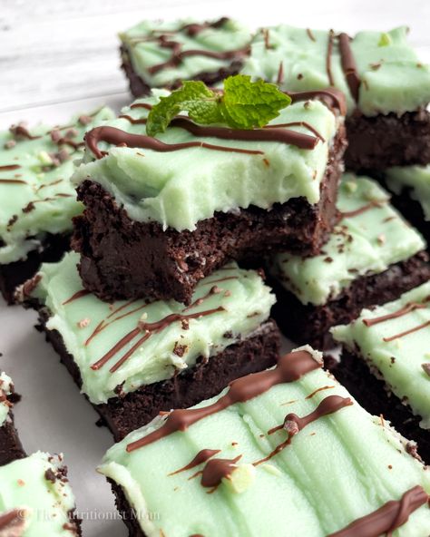 CHOCOLATE MINT PROTEIN BROWNIES (VEGAN) - Nutritionist Mom Vegan Mint Brownies, Protein Powder Baking Recipes, Health Dessert Recipes, Optimum Nutrition Whey, Balsamic Chicken Thighs, Honey Balsamic Chicken, Mint Desserts, Clean Treats, Protein Ideas