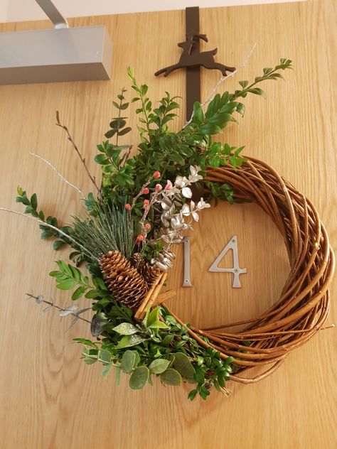 Willow base, Christmas wreath Christmas Willow Wreath, Willow Wreath, Indoor Christmas, Grapevine Wreath, Grape Vines, Christmas Wreaths, Christmas Crafts, Christmas Decorations, Christmas