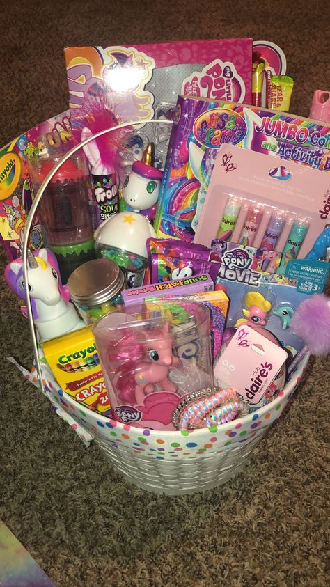 Gift Baskets For Kids, Pink Gift Basket, Candy Gift Baskets, Girl Gift Baskets, Kids Gift Baskets, Birthday Basket, Creative Gift Wraps, Kids Easter Basket, Easter Basket Ideas