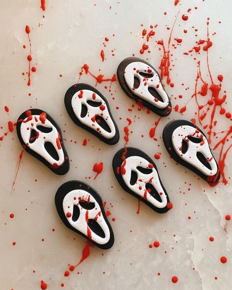 Horror Movie Clay Earrings, Easy Clay Ideas Halloween, Oven Bake Clay Halloween, Spooky Polymer Clay Ideas, Horror Movie Clay Crafts, Cute Halloween Clay Earrings, Halloween Clay Pins, Halloween Clay Earrings Diy, Halloween Clay Magnets