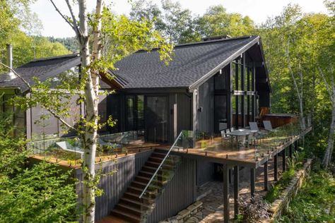 This modern refuge provides a cozy retreat in the forests of Canada Cabin Exterior, Cottage In The Woods, Design Exterior, Cabins In The Woods, Barn House, House In The Woods, In The Woods, Interior Architecture Design, Future House