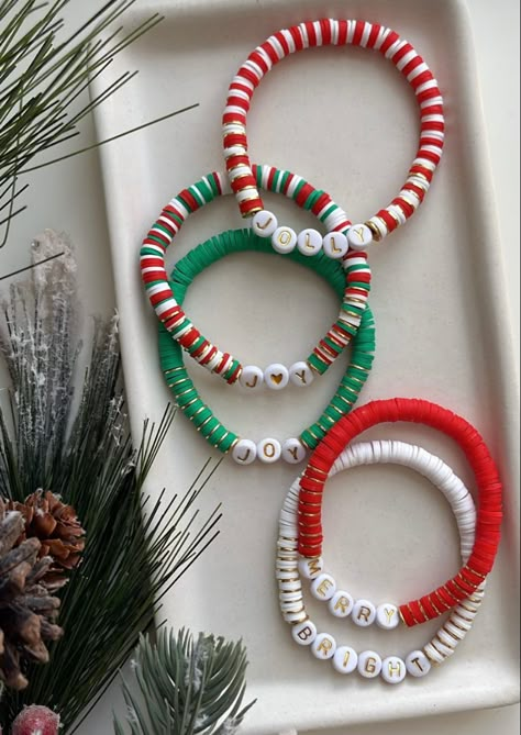 Clay Christmas Bracelets, Christmas Themed Clay Bead Bracelets, Christmas Jewelry Aesthetic, Holiday Clay Bead Bracelet Ideas, Christmas Beaded Bracelets Ideas, Heishi Bracelet Ideas Christmas, Xmas Clay Bead Bracelet, Christmas Clay Bracelet Ideas, Clay Bracelet Ideas Christmas