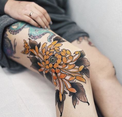 Floral Knee Tattoo, Tattoos Knee, Knee Tattoo Ideas, Spider Chrysanthemum, Spider Web Tattoo, Web Tattoo, Inspiration Tattoos, Leg Sleeve Tattoo, Gaming Tattoo