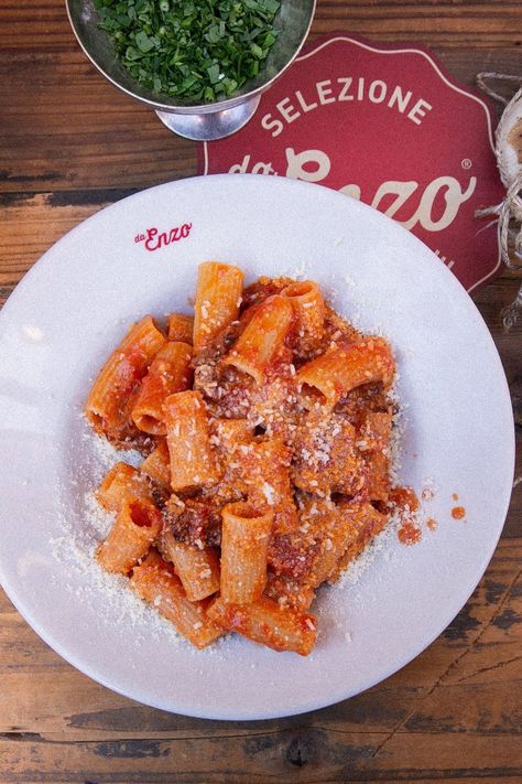 The pasta amatriciana recipe of the Da Enzo al 29 restaurant in Rome | Vogue Paris Cosy Dinner Recipes, Amatriciana Recipe, Pasta All Amatriciana, Amatriciana Sauce, Pasta Amatriciana, Rigatoni Recipes, All Amatriciana, Plats Healthy, Vogue France