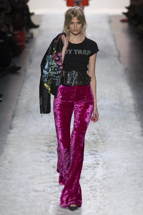 These hot pink velvet bell bottom pants are what's up // See the complete Jeremy Scott Fall 2017 Ready-to-Wear collection. Pink Velvet Pants, Looks Country, Rock Outfits, Moda Chic, Jeremy Scott, Velvet Pants, Glam Rock, Pink Velvet, Mode Vintage