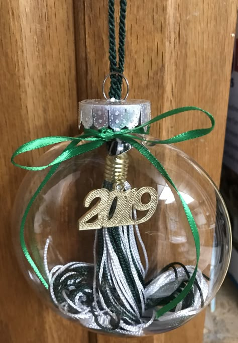 DIY Christmas ornament made from a Graduation tassel.  4" plastic disc ornament, ribbon & tassel. Plastic Disc Ornaments, Graduation Ornaments Diy, Graduation Tassel Ornament, Wooden Crafts Diy, Holiday Crafts Decorations, Graduation Tassel, Tassel Ornament, Graduation Ornament, Graduation Crafts