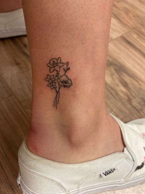 Daffodil Rose Poppy Tattoo, Narcissus Bouquet Tattoo, Poppy And Narcissus Tattoo, Poppy And Narcissus Flower Tattoo, Daffodil And Narcissus Tattoo, Ankle Tattoos Flower, Tiny Flower Bouquet Tattoo, Daisy And Narcissus Tattoo, Primrose Tattoo Flower