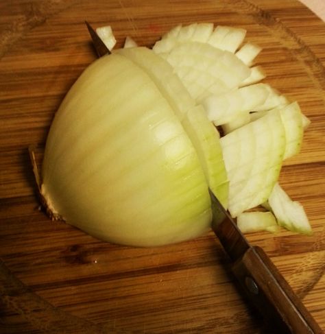 Onion Garlic Honey Remedy, Chest Cold Remedies, Quick Cold Remedies, Head Cold Remedies, Honey Onion, Garlic Remedies, Colic Remedies, Homemade Cold Remedies, Onion Benefits