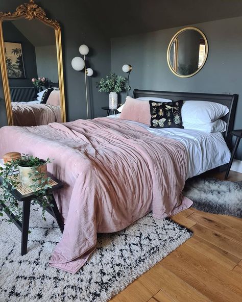 Spunky Bedroom Ideas, Cute Spare Bedroom Ideas, Pink Velvet Bed Bedroom Ideas, Pink Spare Room, Pink Velvet Bedroom, Pink Bedspread Bedroom Ideas, Dark Pink Room Aesthetic, Spare Room Ideas Bedrooms, Downpipe Bedroom