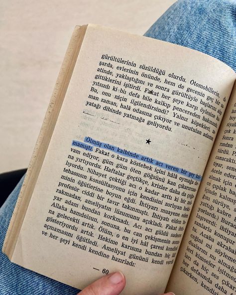 “Ölmüş olan kalbinde artık acı veren bir şey kalmamıştı.” Stefan Zweig • Ekim 1954… Gerçekten de bir kitabın eski bir baskısına sahip olmak, sanki zamanın içinde bir yolculuğa çıkmak gibi bir şey. O sayfalarda daha önce kimlerin parmak izlerinin olduğunu, hangi ruhların o satırlarda kaybolduğunu hayal etmek, okuma deneyimini çok daha derin ve özel kılar. Bir kitap sadece yazıldığı dönemi değil, o dönemin okurlarının da ruhunu taşır. 1954 baskısında bir roman, yılların içinde kaybolmuş bir... Stefan Zweig, Book Lovers, Books