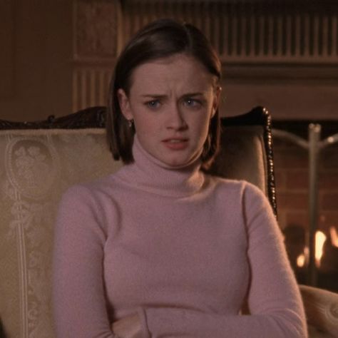 Rory Gilmore Turtleneck, Rory Gilmore Short Hair, Gilmore Girls Fashion, Gilmore Girls Seasons, Pink Turtleneck, Gilmore Girl, Alexis Bledel, New York Life, Stars Hollow