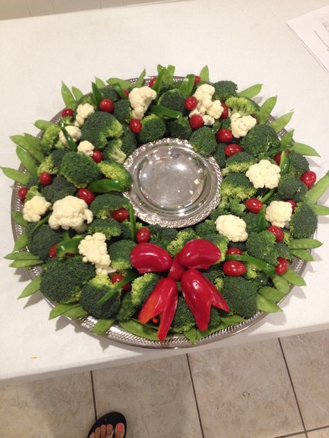 Christmas Veggie Display, Christmas Vegetable Wreath, Vegetable Wreath Appetizer, Christmas Wreath Veggie Tray, Veggie Wreath Christmas, Christmas Relish Tray Ideas, Christmas Crudite Platter, Wreath Veggie Tray, Veggie Tray Christmas