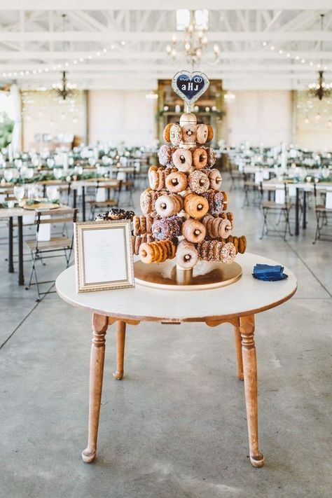 Doughnut Display Donut Bar, Donut Display Wedding, Bagel Tower, Donut Display Ideas, Petunia Tower, Donut Bar Ideas, Wedding Donut Display, Donut Tower Wedding, Doughnut Tree