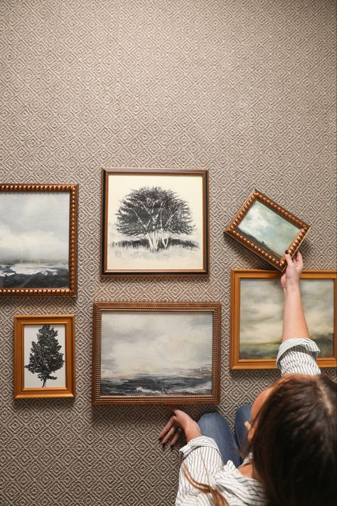 Tips for putting together a gallery wall - Chris Loves Julia Transitional Gallery Wall, Reapolstering Chairs, Antique Gallery Wall, Apartment Fever, Bathroom Gallery Wall, Hallway Gallery Wall, Farmhouse Style Dining Room, Small Gallery Wall, Picture Gallery Wall