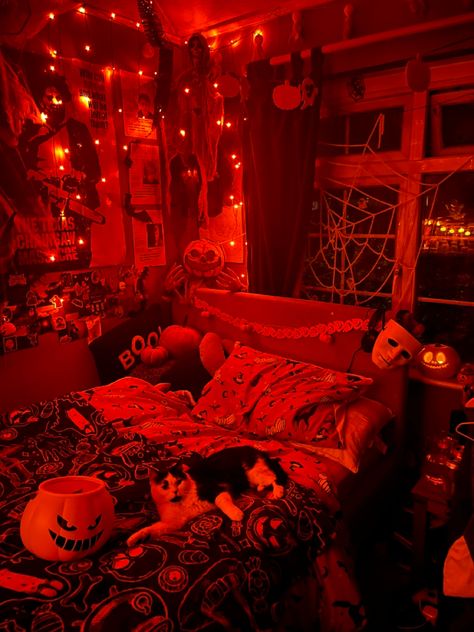 Halloween Decoration Room, Halloween Themed Room Aesthetic, Horror Themed Room Aesthetic, Halloween Room Decor Scary, Bedroom Ideas Horror Themed, Room Ideas Aesthetic Horror, Creepy Bedroom, Halloween Themed Room, Haunted Bedroom