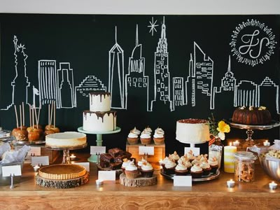 This beautiful chalkboard city skyline backdrop would be perfect for a superhero party. New York Theme Party, New York Party, Buffet Dessert, New York Theme, Cakes And Cupcakes, Chalkboard Wall, Dessert Buffet, Sweet Table, Nyc Wedding