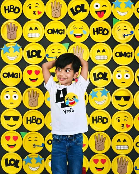 DIY Emoji theme birthday photoshoot Giant Gumball Machine, Emoji Photo Booth, Emoji Party Decorations, Love Emojis, Emoji Diy, Baby Shower Desserts Boy, Fun Emoji, Baby Birthday Party Theme, Emoji Birthday Party