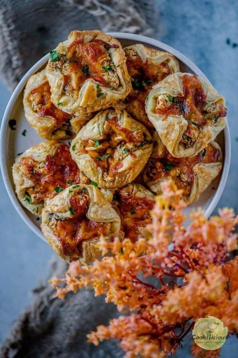 High Tea Food Ideas, Tea Food Ideas, Recipes With Puff Pastry, Spinach Paneer, Indian Main Course, Pita Bread Pizza, Spinach Puffs, Street Food Snacks, Paneer Pizza