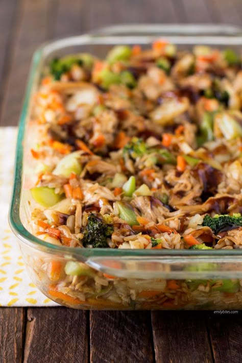 This Teriyaki Chicken and Rice Casserole with vegetables, brown rice and a rich sauce - just 321 calories or 7 Green, 6 Blue or 3 Purple WW SmartPoints! Teriyaki Chicken And Rice, Chicken And Rice Casserole, Salad Pasta, Rice Casserole, Weight Watcher Recipes, Teriyaki Sauce, Chicken And Rice, Smart Points, Teriyaki Chicken