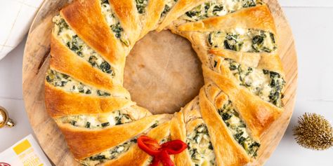 Spinach Dip Crescent Roll Wreath, Spinach Artichoke Wreath Crescent Rolls, Spinach Artichoke Wreath, Spinach Artichoke Crescent Ring, Spinach Artichoke Crescent Rolls, Crescent Roll Wreath Recipes, Food Wreath, Roll Wreath, Cream Cheese Crescent Rolls