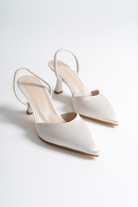 IVORY SATIN BRIDE SHOES, BRIDAL SHOES, WEDDING SHOES, WOMEN'S HIGH HEELS, EVENING SHOES, STILETTO WEDDING HEELS

As Eleanor Louise, we stand out with our Baby Blue heeled shoes that combine style and comfort. Specifically designed for brides, these shoes are crafted with high-quality materials
• Completing your style and boosting your confidence is the most elegant way! Ivory Silk Satin 2.75-inch (7 cm) Mid-heeled shoes offer elegance and chicness with every step. Wedding Heels Low Heel, Modern Bridal Shoes, Sling Back Wedding Shoes, Elegant Wedding Shoes Brides, Bridal Heels Comfortable, Blue Heeled, Comfortable Bridal Shoes, Elegant Wedding Shoes, Bridal Shoes Low Heel