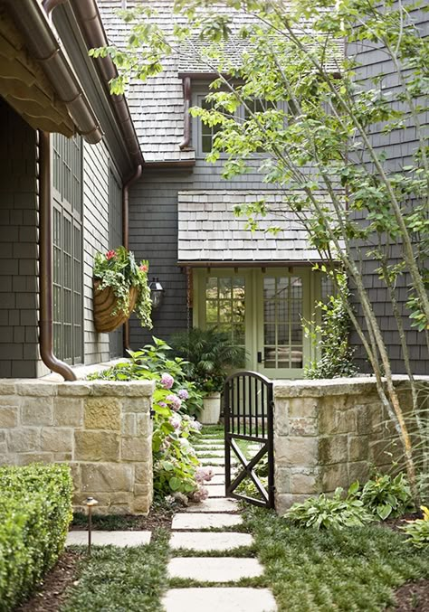 Lush greenery in small back courtyard with stone wall and small gate. Small Front Yard Ideas, Calming Plants, Meditation Garden Ideas, Simple Landscaping Front Yard, Courtyard Homes, Front Yard Garden Ideas, Simple Landscaping, Backyard Ideas For Small Yards, Side Entrance