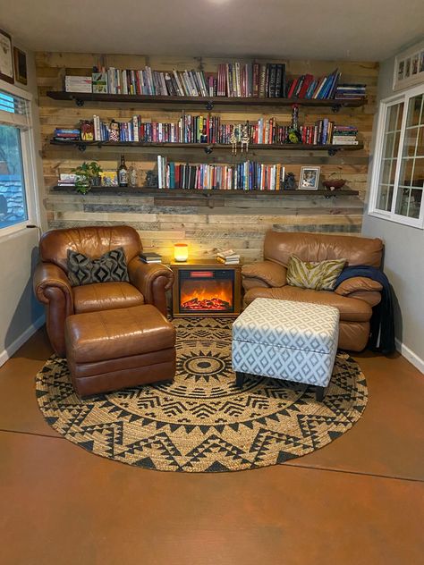 Western Reading Nook, Rustic Pallet Wall, Western Home Ideas, Southwestern Home, Pallet Wall, Western Home, Western Homes, Saint Mary, Traditional Living Room