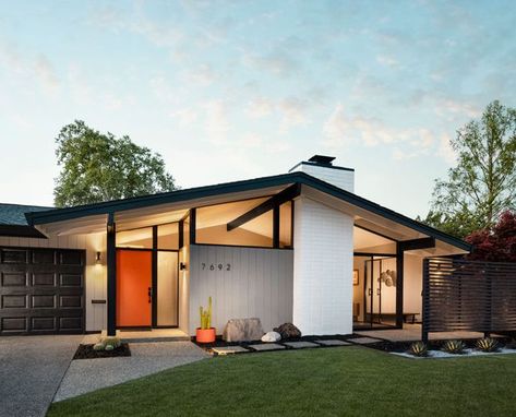 Mid Century Modern Backyard, Mid Century Modern House Exterior, Mid Century Modern Exterior, Mid Century Exterior, Orange Door, Mid Century Ranch, Eichler Homes, Backyard Renovations, Inspired Interiors