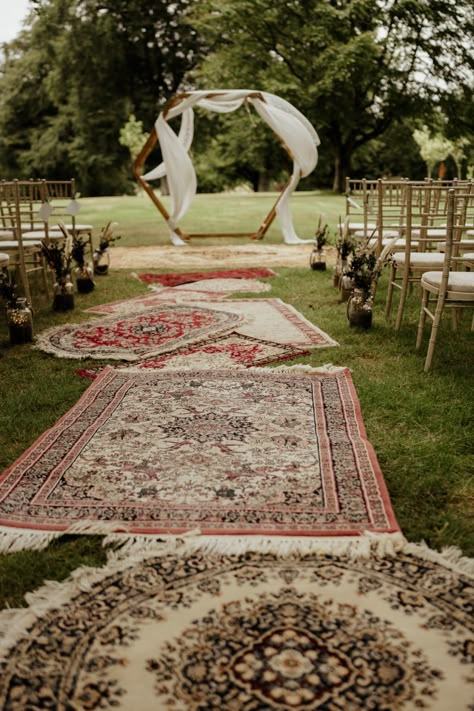 Wedding With Rugs, Wedding Down The Aisle Decorations, Boho Wedding Rugs, Marriage Archway, Wedding Carpet Ideas, Outdoor Wedding With Rugs, Wedding Alter Rugs, Rug Asile Wedding, Boho Rug Wedding