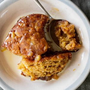 Caramel Apple Pudding Cake, Apple Sticky Cake, Salted Caramel Apple Pudding Cake, Sticky Apple Pudding, Caramel Custard Cake, Salted Caramel Apple Cake, Baked Pudding Recipes, Autumnal Desserts, Maple Pudding Cake