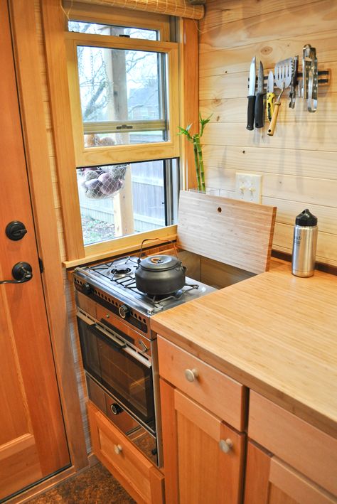 Tammy is living in a 12 m2 (128 ft2) house with her husband and two cats #tiny #house Tiny House Kitchen Appliances, Mini Home Ideas, Elegant House Decor, Tiny House Kitchen Storage, Bus Tiny House, Space Hacks, School Bus Tiny House, Organizing Small Spaces, Tiny Cottages