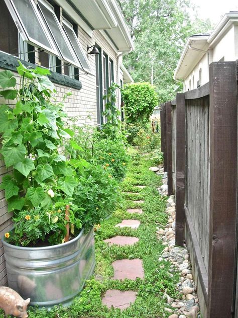 Our House Project - Tiny Urban Garden - Gardenista French Country Garden Decor, French Country Garden, Sloped Garden, Raised Garden Beds Diy, Side Garden, Garden Party Wedding, Backyard Garden Design, Side Yard, Flowers Wallpaper