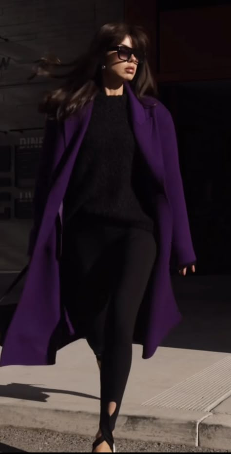 Purple Coat Outfit Winter, Purple Coat Outfit, Peacoat Outfit, Color Uva, Purple Trench Coat, Amsterdam Outfit, Purple Items, Long Coat Outfit, Winter Jacket Outfits