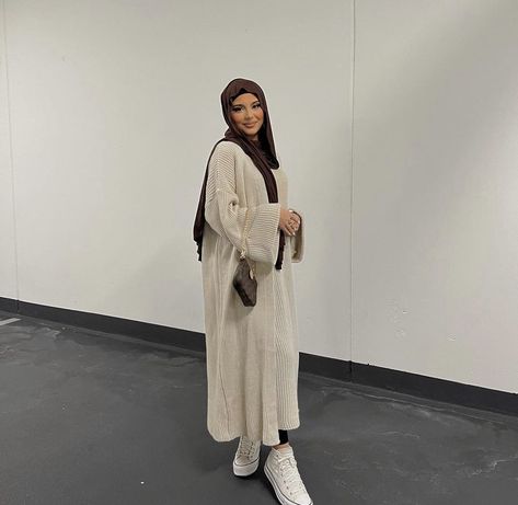 Outfits for hijabis Class Outfit College, Hijabi Outfit Ideas, Fits Modest, Modest Outfits Muslim, Outfits Muslim, Hijabi Fits, Hijabi Outfit, Class Outfit, Modesty Outfits