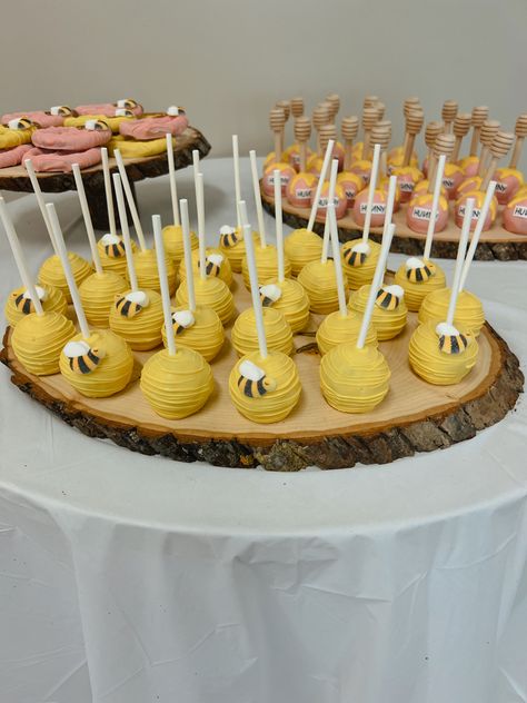 Winnie The Pooh Themed Cake Pops, Winnie The Pooh Baked Goods, Classic Pooh Cake Pops, Winnie The Pooh Treats Party Ideas, Winnie The Pooh Cake Pops Showers, Weenie The Pooh Baby Shower Treats, Winnie Pooh Desserts, Winnie Pooh Dessert Table, Winnie The Pooh Desserts Sweets