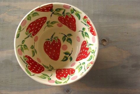 Irish Souvenirs, Strawberry Cottage, Strawberry Bowl, Ceramic Cafe, Strawberry Kitchen, Diy Pottery Painting, Color Me Mine, Strawberry Pattern, Pottery Painting Designs