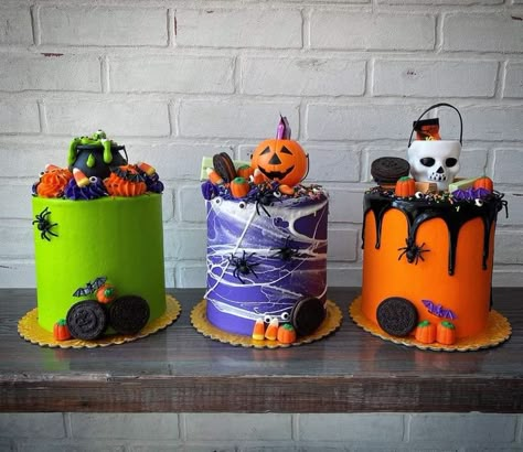 Small Halloween Cakes, Halloween Cakes Scary, Halloween Themed Food Dinner, Halloween Bday Cakes, Diy Halloween Cake, Halloween Cake Decorating Ideas, Halloween Meal Ideas, Halloween Cakes Diy, Cute Halloween Cakes