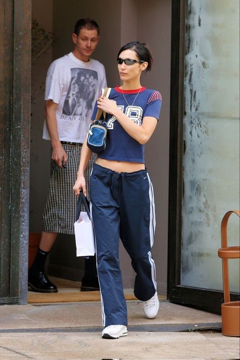 bella hadid street style outfit inspo Bella Hadid Outfits Street Style, Bella Hadid Casual, Sporty Chic Outfits, Bella Hadid Street Style, Sporty Chic Style, Models Off Duty Style, Bella Hadid Outfits, Nyc Street Style, Bella Hadid Style